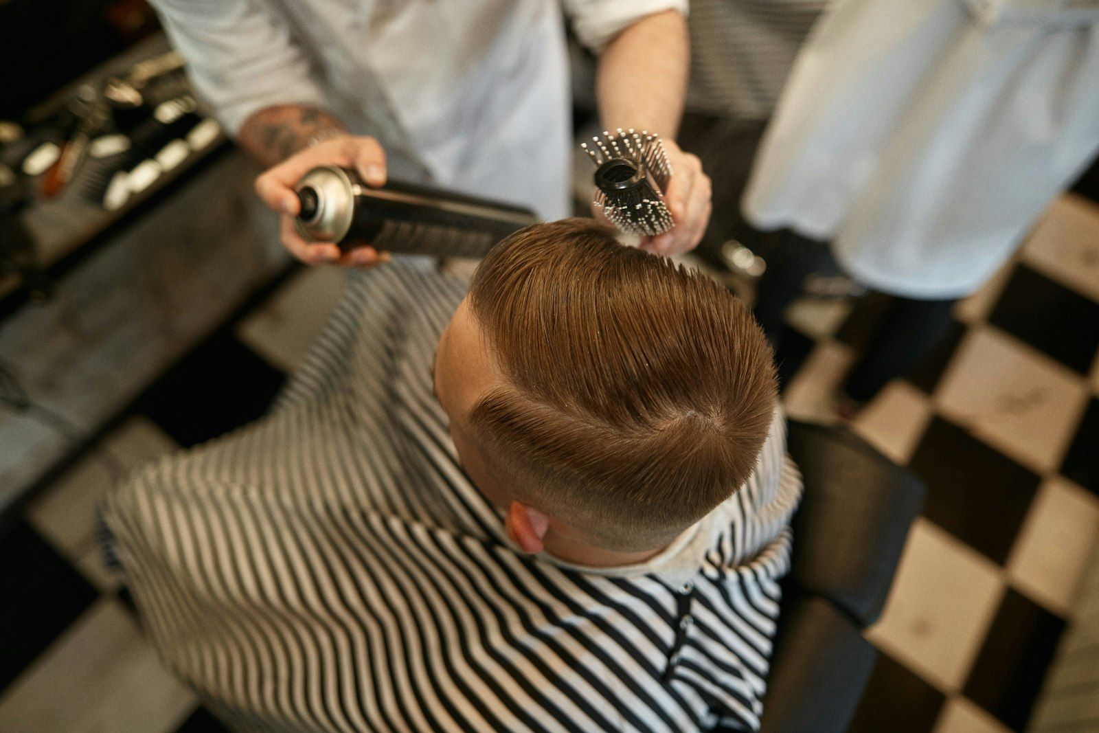 Styling vlasů fénem a kartáčem